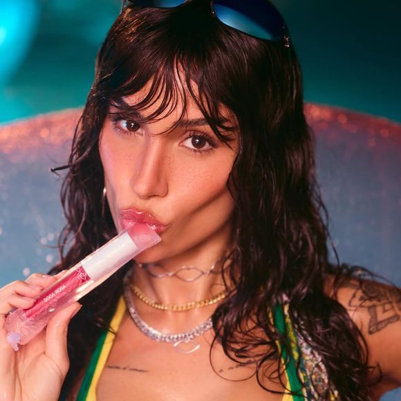 No dia 29 de julho é comemorado, mundialmente, o Dia do Batom, uma data que celebra esse item indispensável, capaz de transformar qualquer look e fazer da boca o verdadeiro centro das atenções.