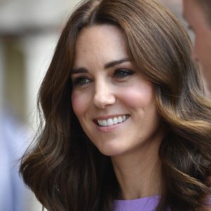 Kate Middleton voltou a exibir o novo visual com cabelos mais escuros e corte na altura dos ombros em 2017