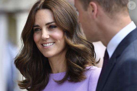 Kate Middleton voltou a exibir o novo visual com cabelos mais escuros e corte na altura dos ombros em 2017