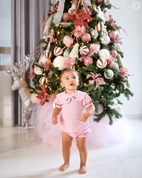 Mavie surgiu com um lookinho rosa em ensaio de natal