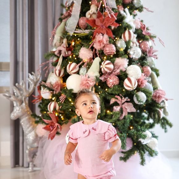 Mavie surgiu com um lookinho rosa em ensaio de natal