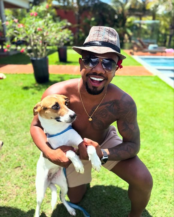 Como trilha sonora da nota, a equipe escolheu a música 'Segura Na Mão de Deus', do Padre Marcelo Rossi, o que rendeu ironias e críticas