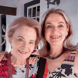Glória Menezes ao lado da filha Maria Amélia Brito. Apesar de ter participado de uma produção da Globo, ela não seguiu carreira artística