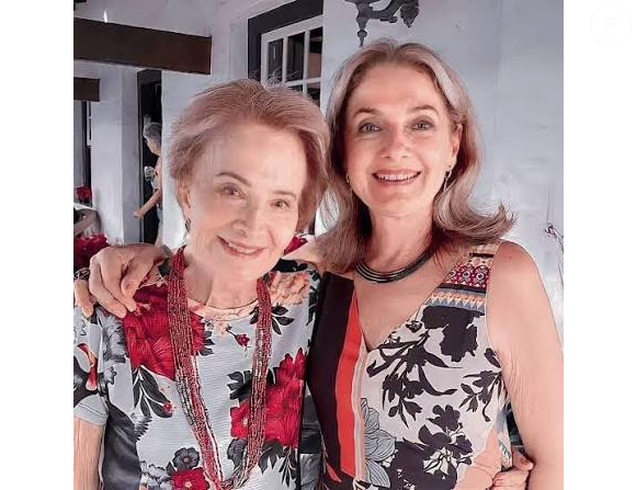 Glória Menezes ao lado da filha Maria Amélia Brito. Apesar de ter participado de uma produção da Globo, ela não seguiu carreira artística