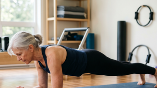 José Ruiz, treinador: 'Aos 60 anos, é melhor fazer pranchas de 20/40 segundos e combiná-las com outros exercícios; os abdominais também se fortalecem com agachamentos e remadas'