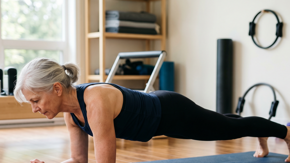 José Ruiz, treinador: 'Aos 60 anos, é melhor fazer pranchas de 20/40 segundos e combiná-las com outros exercícios; os abdominais também se fortalecem com agachamentos e remadas'