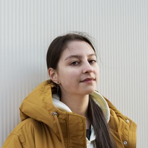 Mais de dois mil anos depois, as reflexões de Aristóteles sobre amizade continuam atuais. Para o pensador grego, viver sem amigos significava abrir mão de uma parte essencial da felicidade