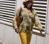 Christiane Torloni circulou com um look casual, de camisa estampada, calça skinny amarela e chapéu estilo panamá