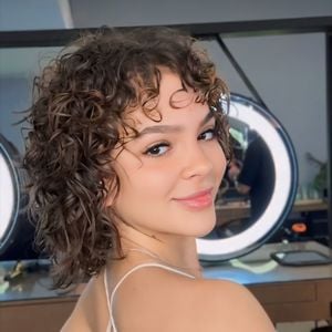 “Os cortes repicados em camadas trazem leveza e criam um visual despretensioso, com cara de popstar dos anos 2000 — e ainda funcionam superbem em coques altos e rabo de cavalo, outro clássico Y2K”, conta Maurício.