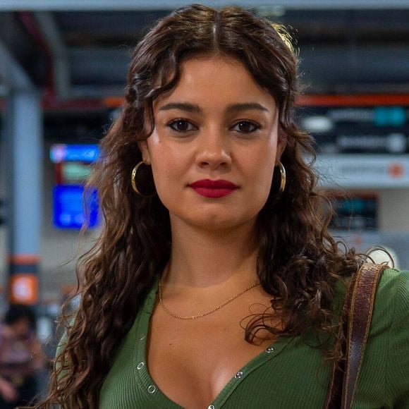 Gerluce (Sophie Charlotte) chora na frente de Paulinho