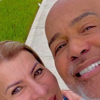 Morte de Rick, autor de 661 músicas e aos 59 anos: viúva do sertanejo após 40 anos de casamento é atendida em avião ao passar mal; mãe dos filhos do sertanejo descobriu tragédia pela web