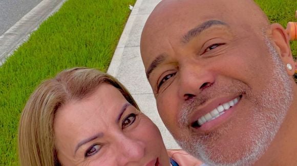 Morte de Rick, autor de 661 músicas e aos 59 anos: viúva do sertanejo após 40 anos de casamento é atendida em avião ao passar mal; mãe dos filhos do sertanejo descobriu tragédia pela web