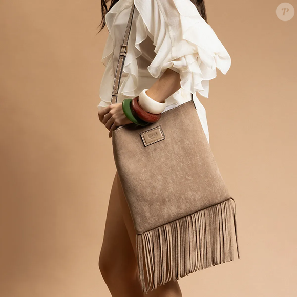 Versátil e disponível em várias cores, a bolsa com franjas da Santa Lolla une praticidade e tendência em um modelo ideal para o dia a dia