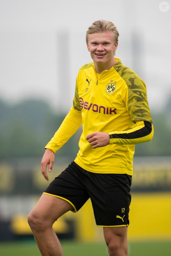 Durante sua atuação no Borussia Dortmund, Haaland passou por algumas transformações na aparência, justamente pelo cabelo