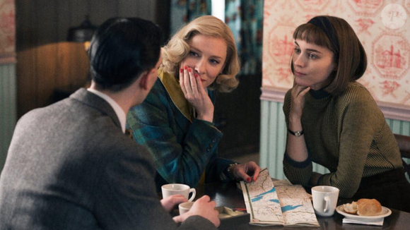 Um dos principais “alertas”, explica Brown, aparece quando alguém concentra diálogos inteiros em torno de dinheiro ou bens materiais — citando casas, carros, relógios ou joias como forma de reafirmar status.