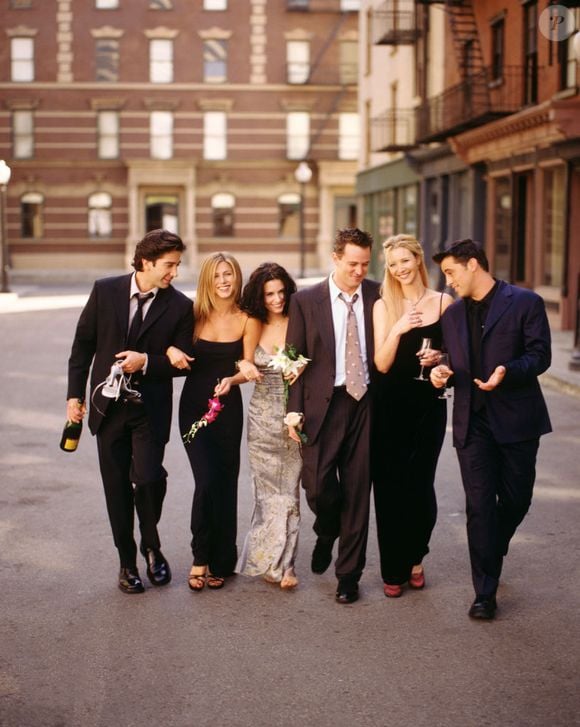 20 anos após fim de 'Friends', Mônica Geller mantém seu legado fashion: 20 fotos dos looks icônicos de Courtney Cox na série