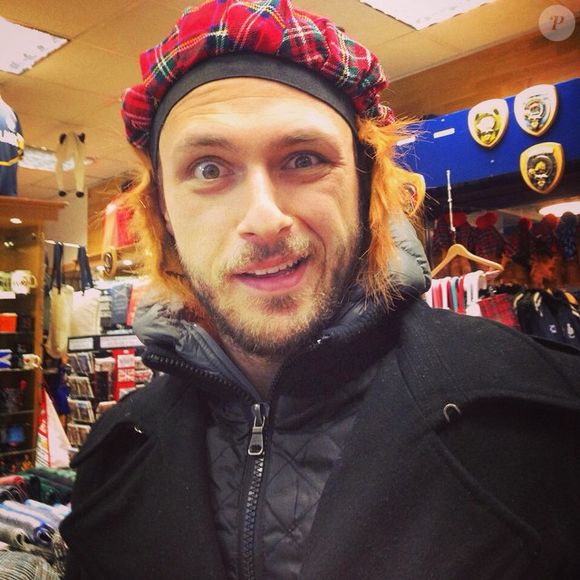 Autêntico, Guilherme Magon não dispensa foto e vídeos com caras e bocas