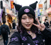 Os novos tênis da Converse envernizados na cor 'Kuromi' são supernostálgicos para quem viveu a fase emo nos anos 2000, com um toque romântico da Hello Kitty