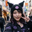 Os novos tênis da Converse envernizados na cor 'Kuromi' são supernostálgicos para quem viveu a fase emo nos anos 2000, com um toque romântico da Hello Kitty