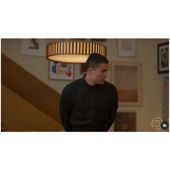 Ricardo Vianna como o garçom que é seduzido por Odete Roitman (Debora Bloch) em Vale Tudo