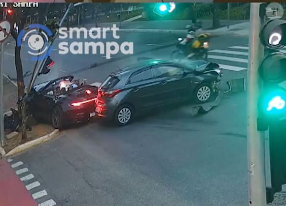 Gato Preto avançou o sinal vermelho e bateu de frente com outro veículo, provocando um grave acidente