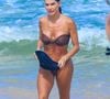 Deborah Secco exibiu o corpo escultural na praia