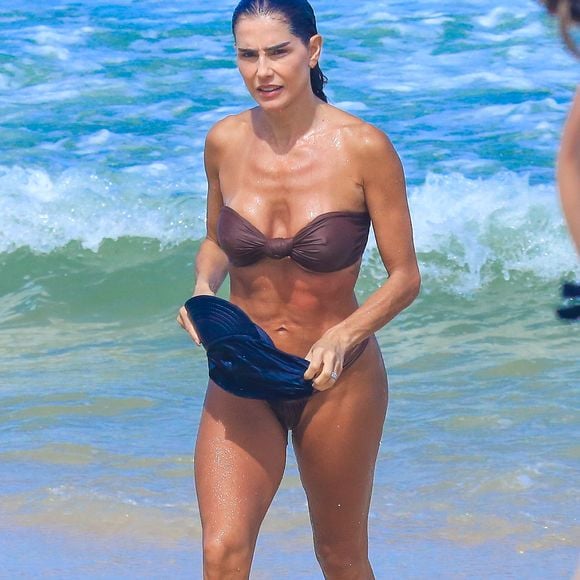 Deborah Secco exibiu o corpo escultural na praia