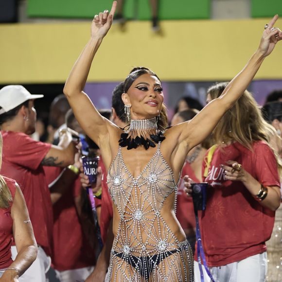 Juliana Paes aliou transparência e cintura baixa em fantasia para camarote: look ousado valorizou silhueta sequinha da atriz de 46 anos