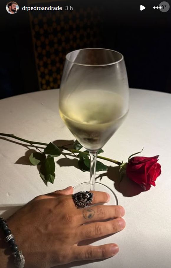 Namorado de Sandy, Pedro Andrade mostrou uma foto romântica com uma taça de vinho e uma rosa
