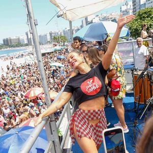 Paolla Oliveira curte bloco Clube do Samba no Rio de Janeiro.