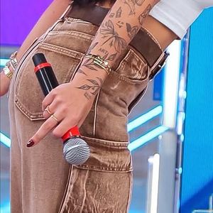 Ana Castela deixou o dedo do meio erguido durante o beijo em Zé Felipe e chamou atenção da web