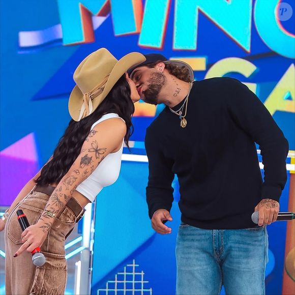 Ana Castela deixou o dedo do meio erguido durante o beijo em Zé Felipe e chamou atenção da web