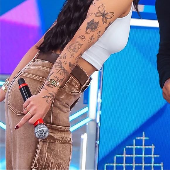 Ana Castela deixou o dedo do meio erguido durante o beijo em Zé Felipe e chamou atenção da web