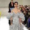A ex-estudante de Economia de 23 anos que abriu desfile de Carolina Herrera na NYFW 2026: conheça a carioca de 23 anos que trocou a faculdade pelas passarelas depois da pandemia; 'A melhor decisão que tomei na minha vida. É preciso ter muita resiliência, pé no chão e foco', conta Laura Schulze