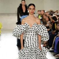 A ex-estudante de Economia de 23 anos que abriu desfile de Carolina Herrera na NYFW 2026: conheça a carioca de 23 anos que trocou a faculdade pelas passarelas depois da pandemia; 'A melhor decisão que tomei na minha vida. É preciso ter muita resiliência, pé no chão e foco', conta Laura Schulze