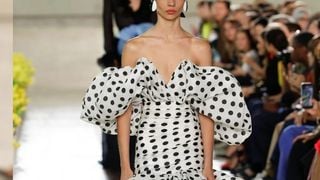A ex-estudante de Economia de 23 anos que abriu desfile de Carolina Herrera na NYFW 2026: conheça a carioca de 23 anos que trocou a faculdade pelas passarelas depois da pandemia; 'A melhor decisão que tomei na minha vida. É preciso ter muita resiliência, pé no chão e foco', conta Laura Schulze