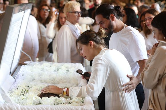 Flor Gil, filha mais velha de Bela Gil, se despede de Preta Gil no caixão durante velório