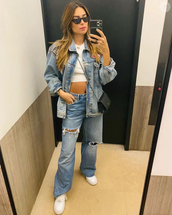 Na gravidez, Thaila Ayala combinou look com regata branca