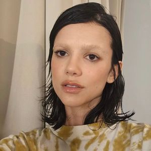 "Para maior fixação, finalize com pó translúcido ou até um pouco de sombra em tom bege. O truque é perfeito para experimentar o look em uma noite especial e remover no dia seguinte sem consequências”, orienta Bruna.