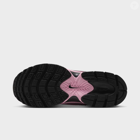 O Nike V5 Runner Feminino conta com solado de borracha com ranhuras inspiradas nos anos 2000, desenvolvido para proporcionar tração. O modelo também combina entressola de espuma robusta e leve, forro macio na região do colarinho e cabedal em mesh com camadas de material sintético, características que unem a proposta esportiva à estética retrô