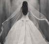 O vestido de noiva de Juliette Freire chamou atenção pela saia ampla, cintura marcada e véu longo durante a cerimônia de casamento com Kaique Cerveny no Instituto Ricardo Brennand, no Recife
