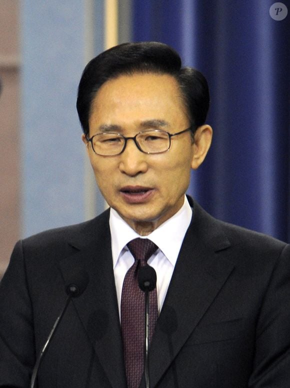 Samuel Lee é uma figura odiada na Coreia. O ex-presidente foi preso em 2018 por crimes de suborno e sonegação fiscal e, apesar de ter recebido o perdão do presidente, teve seu nome manchado no país