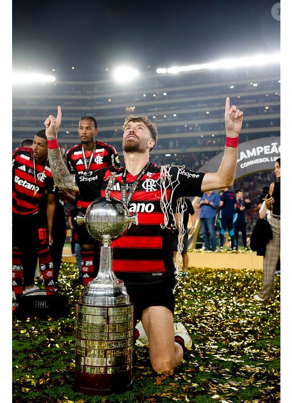 Léo Pereira tem 29 anos, 3 a mais que Flávia Saraiva