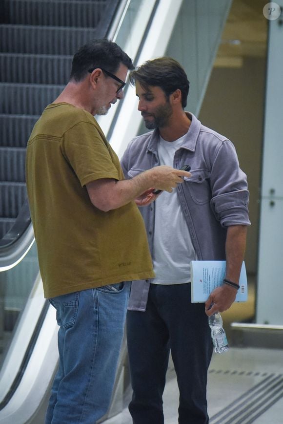 Daniel Cady, ex-marido de Ivete Sangalo, esperou a cantora e os filhos no aeroporto