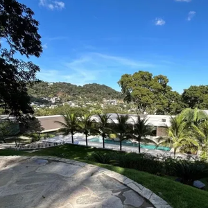 A piscina ao ar livre é um dos ambeintes mais lindos da mansão de Zé Felipe