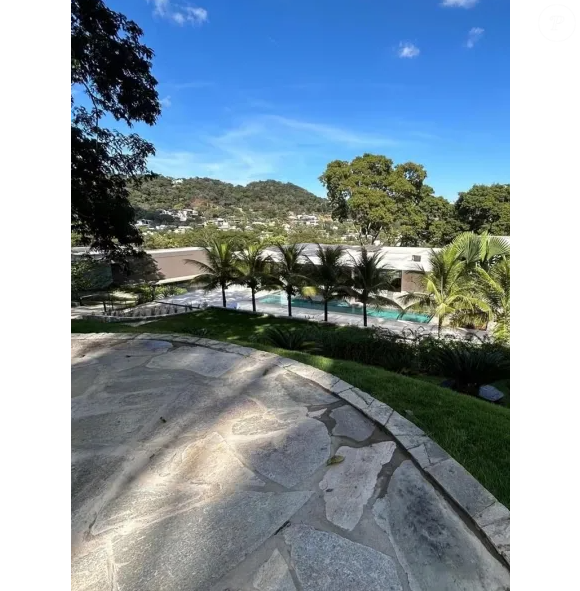 A piscina ao ar livre é um dos ambeintes mais lindos da mansão de Zé Felipe