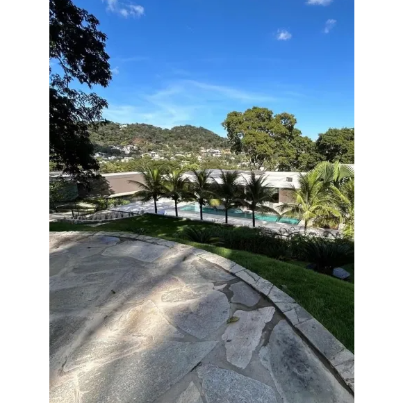 A piscina ao ar livre é um dos ambeintes mais lindos da mansão de Zé Felipe