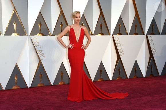 Além da dieta, Charlize Theron também mantém uma rotina de exercícios físicos constantes