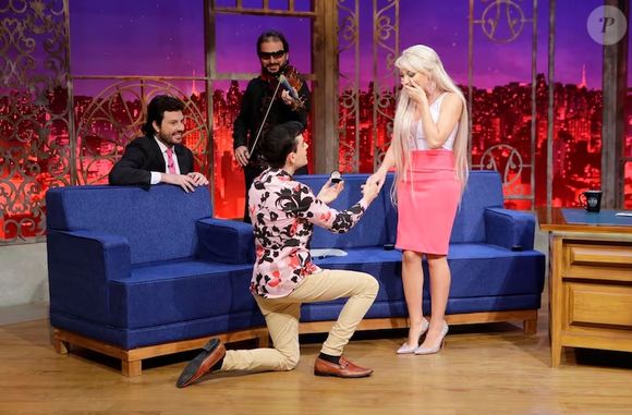 Dudu Camargo e Bárbara Jankavski, a Barbie Humana: pedido de namoro no 'The Noite' do SBT em 2018