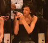 Com lente Canon 8.5 e zoom 25.5mm embutida: quanto custa essa câmera filmadora vintage da Bruna Marquezine? Item tech da atriz rouba a cena em desfile da marca de Sasha Meneghel
